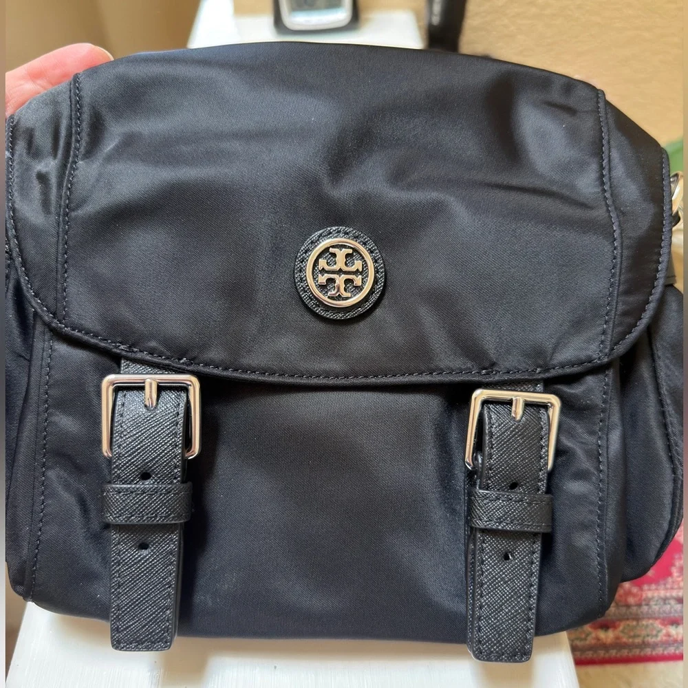 Tory Burch Virginia Messenger bag in black Nylon and Saffiano - Picture 5 of 15